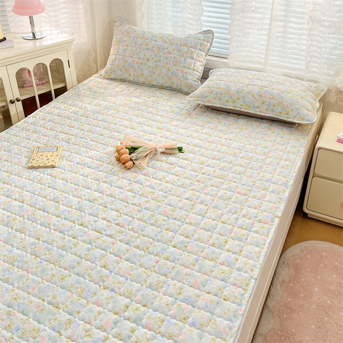 91家纺网 家纺一手货源 找家纺 圣比熊 2025新款云感双层纱夹棉床褥床护垫床垫保护垫学生宿舍专用三件套 春日初见