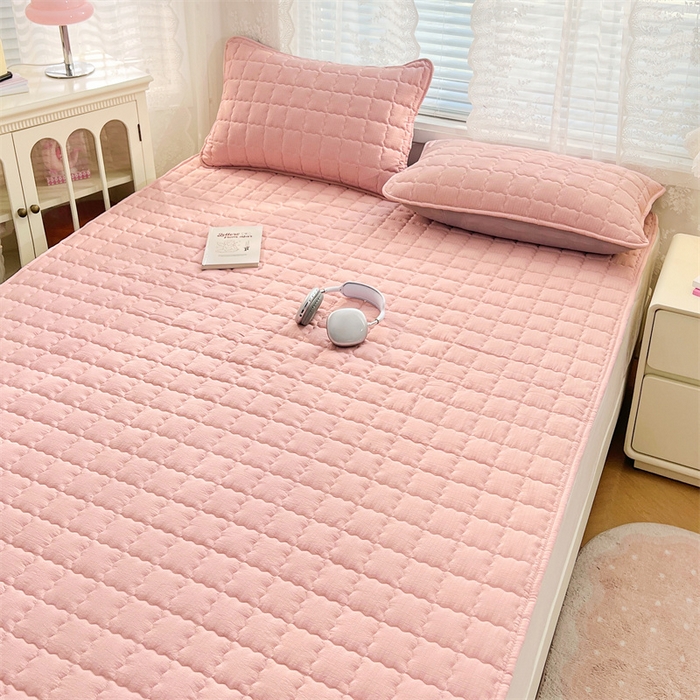 91家纺网 家纺一手货源 找家纺 圣比熊 2025新款云感双层纱夹棉床褥床护垫床垫保护垫学生宿舍专用三件套 告白粉