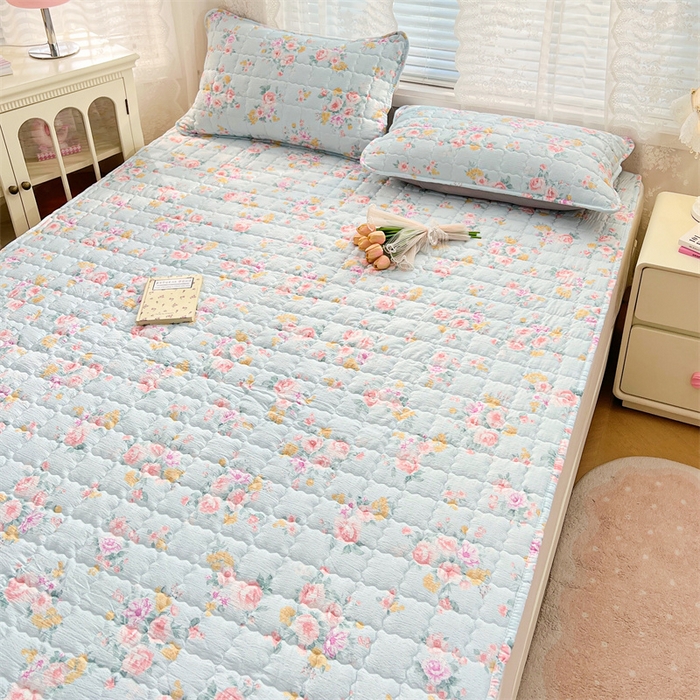 91家纺网 家纺一手货源 找家纺 圣比熊 2025新款云感双层纱夹棉床褥床护垫床垫保护垫学生宿舍专用三件套 繁花入梦