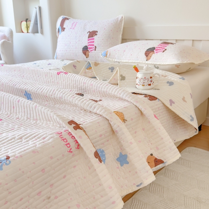 91家纺网 家纺一手货源 找家纺 鑫利来家纺 2025新款水洗棉夹棉床盖印花卡通-四季款 幸运狗