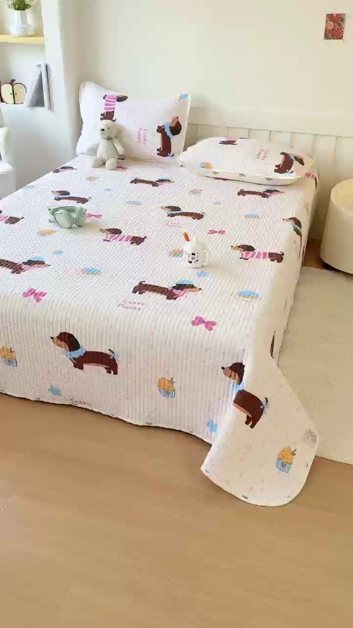 91家纺网 家纺一手货源 找家纺 鑫利来家纺 2025新款水洗棉夹棉床盖印花卡通-四季款 幸运狗