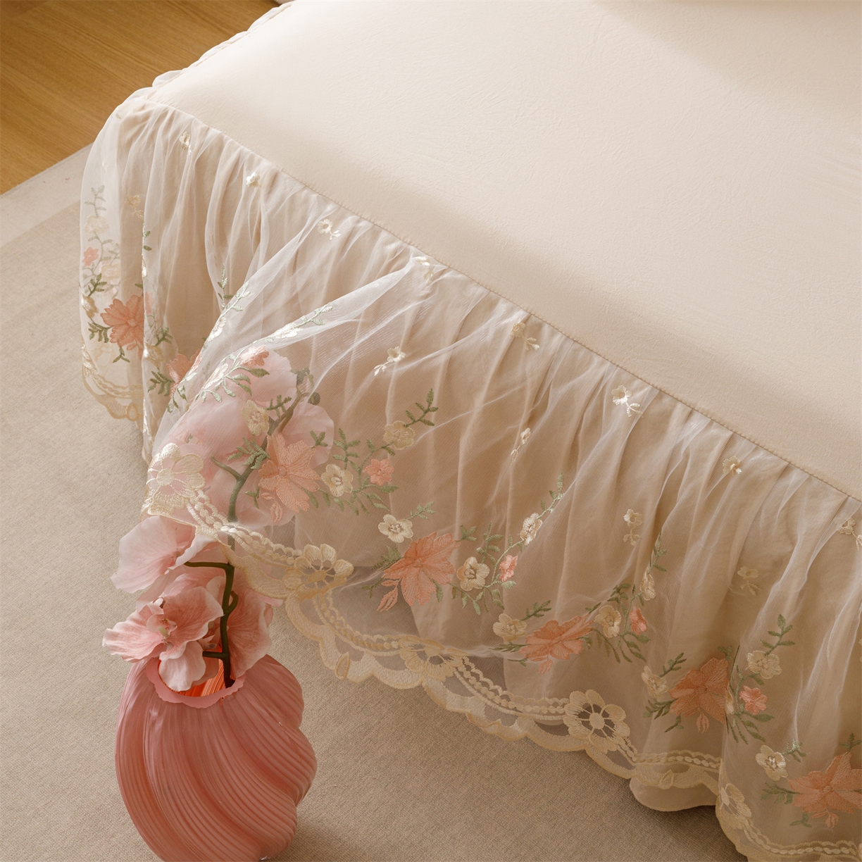 91家纺网 家纺一手货源 找家纺 （总）好儿喜家纺2025新款A类水洗棉床裙三件套-花甜系列