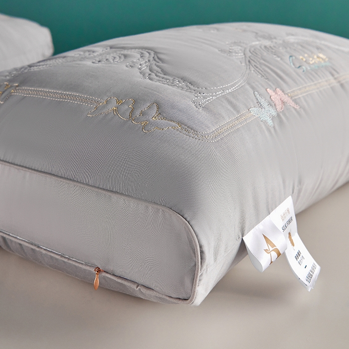 91家纺网 家纺一手货源 找家纺 （总）蝶飞舞 2025新款100支全棉贡缎巴马蚕丝枕头枕芯酒店枕芯灰色 48*74cm