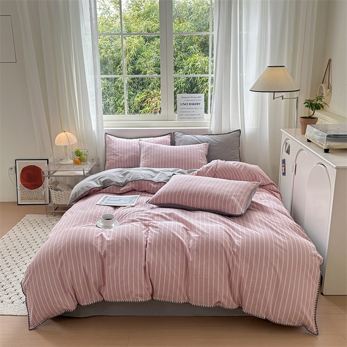 91家纺网 家纺一手货源 找家纺 晚依家纺 2025新款A类全棉色织水洗棉被套单件格子条纹四件套学生宿舍被罩三件套定制定做 乐事-粉灰