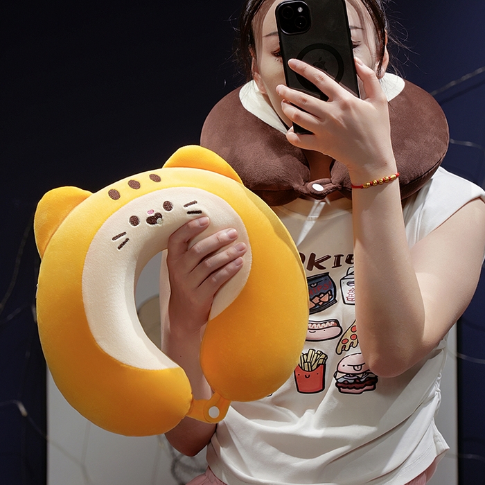 91家纺网 家纺一手货源 找家纺 仟亿莱 2025新款瑞士卷动物系列记忆棉U枕 记忆忧郁小熊猫 33*32cm/只