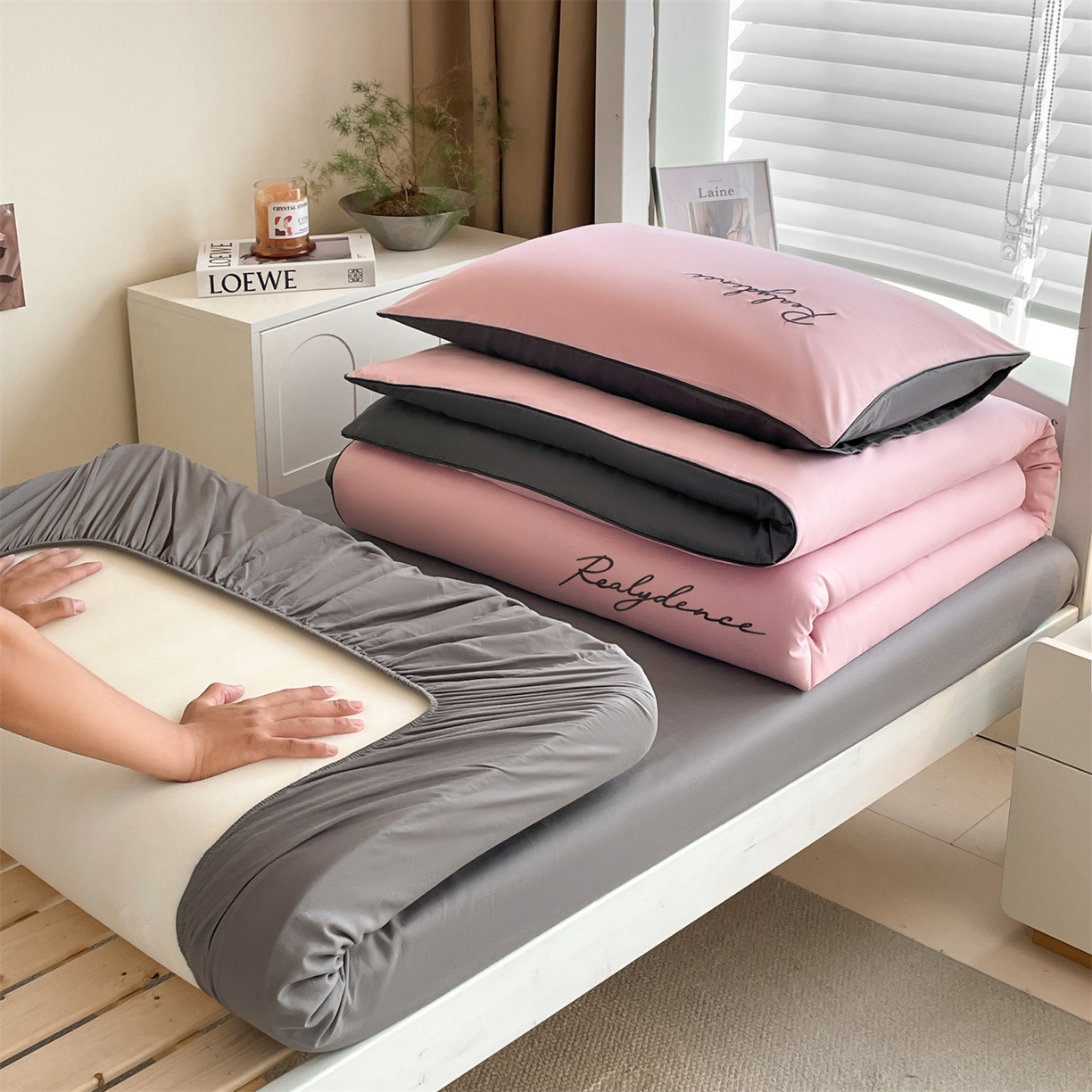 91家纺网 家纺一手货源 找家纺 小久久（小九九） 2025新款亲肤水洗棉麻绳款学生三件套-安琪系列 安琪-浅豆沙+高级灰