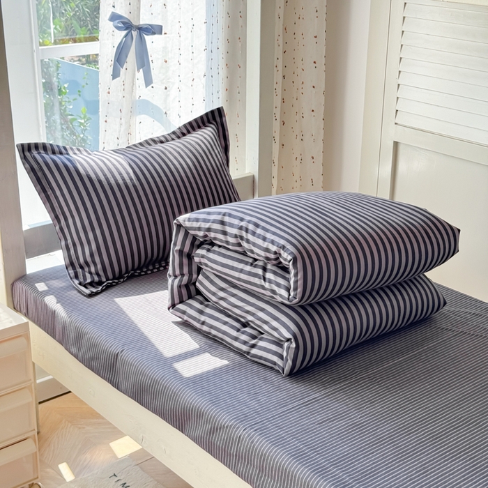 91家纺网 家纺一手货源 找家纺 简冠 开学季2025植物羊绒学生宿舍上下铺学生三件套学生床垫被子被芯大礼包 流年时光