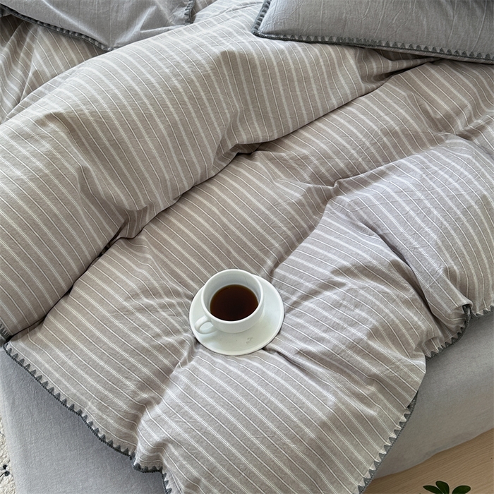 91家纺网 家纺一手货源 找家纺 晚依家纺 2025新款A类全棉色织水洗棉被套单件格子条纹四件套学生宿舍被罩三件套定制定做 乐事-浅灰