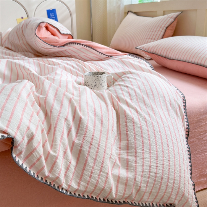 91家纺网 家纺一手货源 找家纺 晚依家纺 2025新款A类全棉色织水洗棉被套单件格子条纹四件套学生宿舍被罩三件套定制定做 诺言-粉