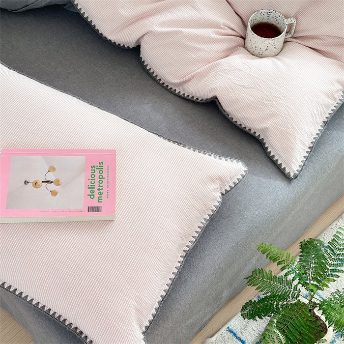 91家纺网 家纺一手货源 找家纺 晚依家纺 2025新款A类全棉色织水洗棉被套单件格子条纹四件套学生宿舍被罩三件套定制定做 时光-粉灰