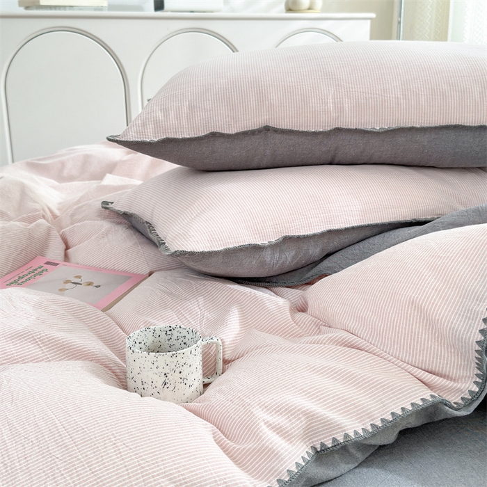 91家纺网 家纺一手货源 找家纺 晚依家纺 2025新款A类全棉色织水洗棉被套单件格子条纹四件套学生宿舍被罩三件套定制定做 时光-粉灰