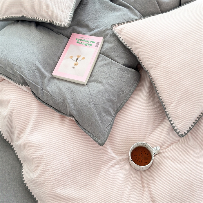 91家纺网 家纺一手货源 找家纺 晚依家纺 2025新款A类全棉色织水洗棉被套单件格子条纹四件套学生宿舍被罩三件套定制定做 时光-粉灰