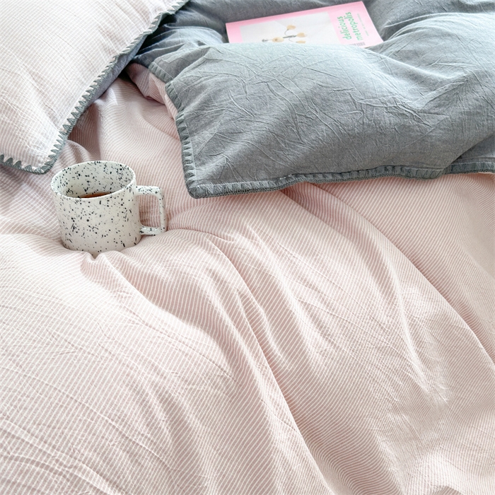 91家纺网 家纺一手货源 找家纺 晚依家纺 2025新款A类全棉色织水洗棉被套单件格子条纹四件套学生宿舍被罩三件套定制定做 时光-粉灰