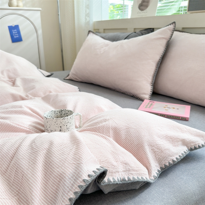 91家纺网 家纺一手货源 找家纺 晚依家纺 2025新款A类全棉色织水洗棉被套单件格子条纹四件套学生宿舍被罩三件套定制定做 时光-粉灰