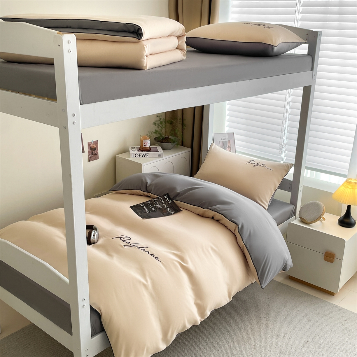 91家纺网 家纺一手货源 找家纺 小久久（小九九） 2025新款亲肤水洗棉麻绳款学生三件套-安琪系列 安琪-奶茶+中灰