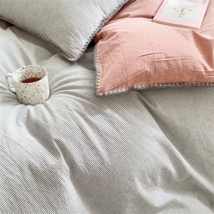 91家纺网 家纺一手货源 找家纺 晚依家纺 2025新款A类全棉色织水洗棉被套单件格子条纹四件套学生宿舍被罩三件套定制定做 时光-灰豆沙
