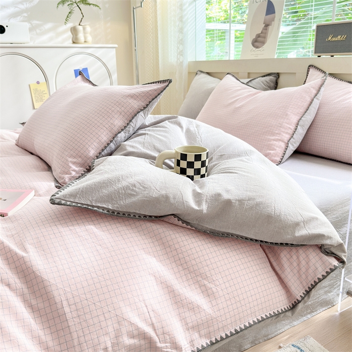 91家纺网 家纺一手货源 找家纺 晚依家纺 2025新款A类全棉色织水洗棉被套单件格子条纹四件套学生宿舍被罩三件套定制定做 星语-浅粉灰