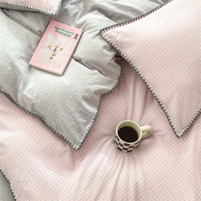 91家纺网 家纺一手货源 找家纺 晚依家纺 2025新款A类全棉色织水洗棉被套单件格子条纹四件套学生宿舍被罩三件套定制定做 星语-浅粉灰