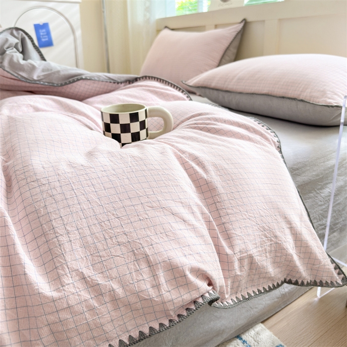 91家纺网 家纺一手货源 找家纺 晚依家纺 2025新款A类全棉色织水洗棉被套单件格子条纹四件套学生宿舍被罩三件套定制定做 星语-浅粉灰