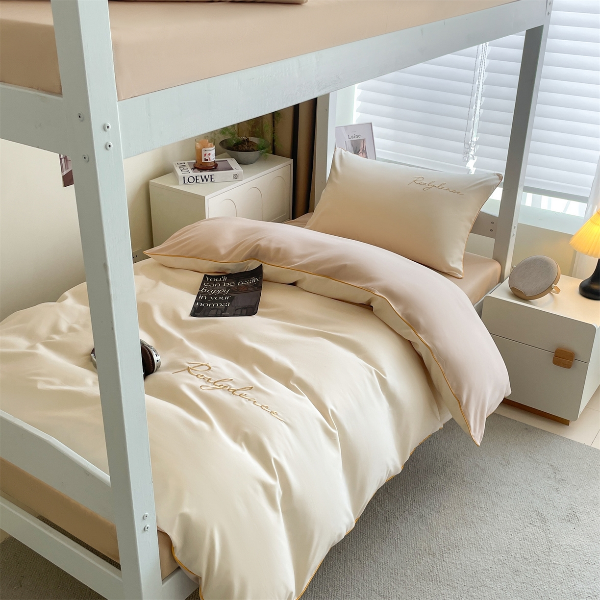 91家纺网 家纺一手货源 找家纺 小久久（小九九） 2025新款亲肤水洗棉麻绳款学生三件套-安琪系列 安琪-奶昔白+奶茶