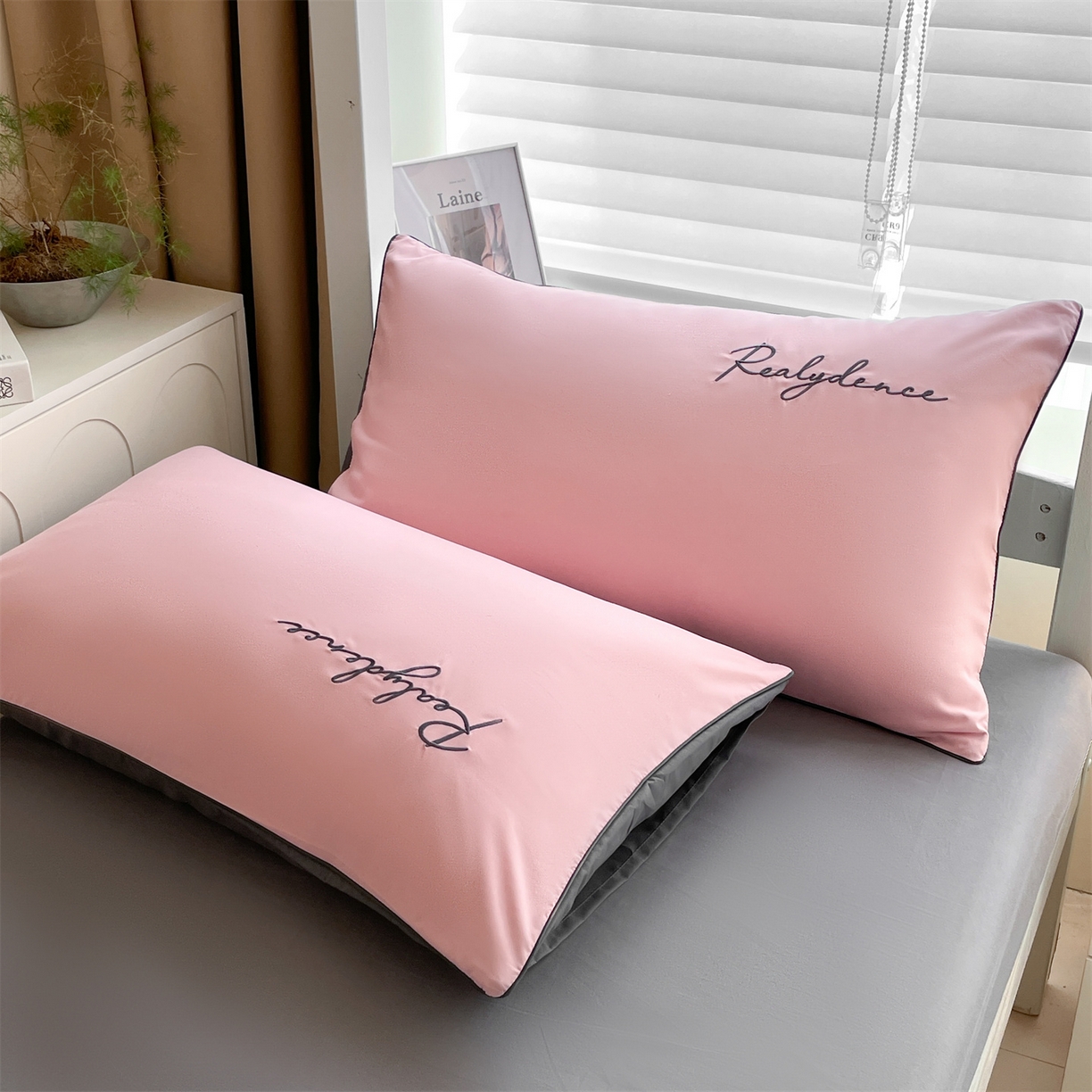 91家纺网 家纺一手货源 找家纺 小久久（小九九） 2025新款亲肤水洗棉麻绳款学生三件套-安琪系列 安琪-浅豆沙+高级灰