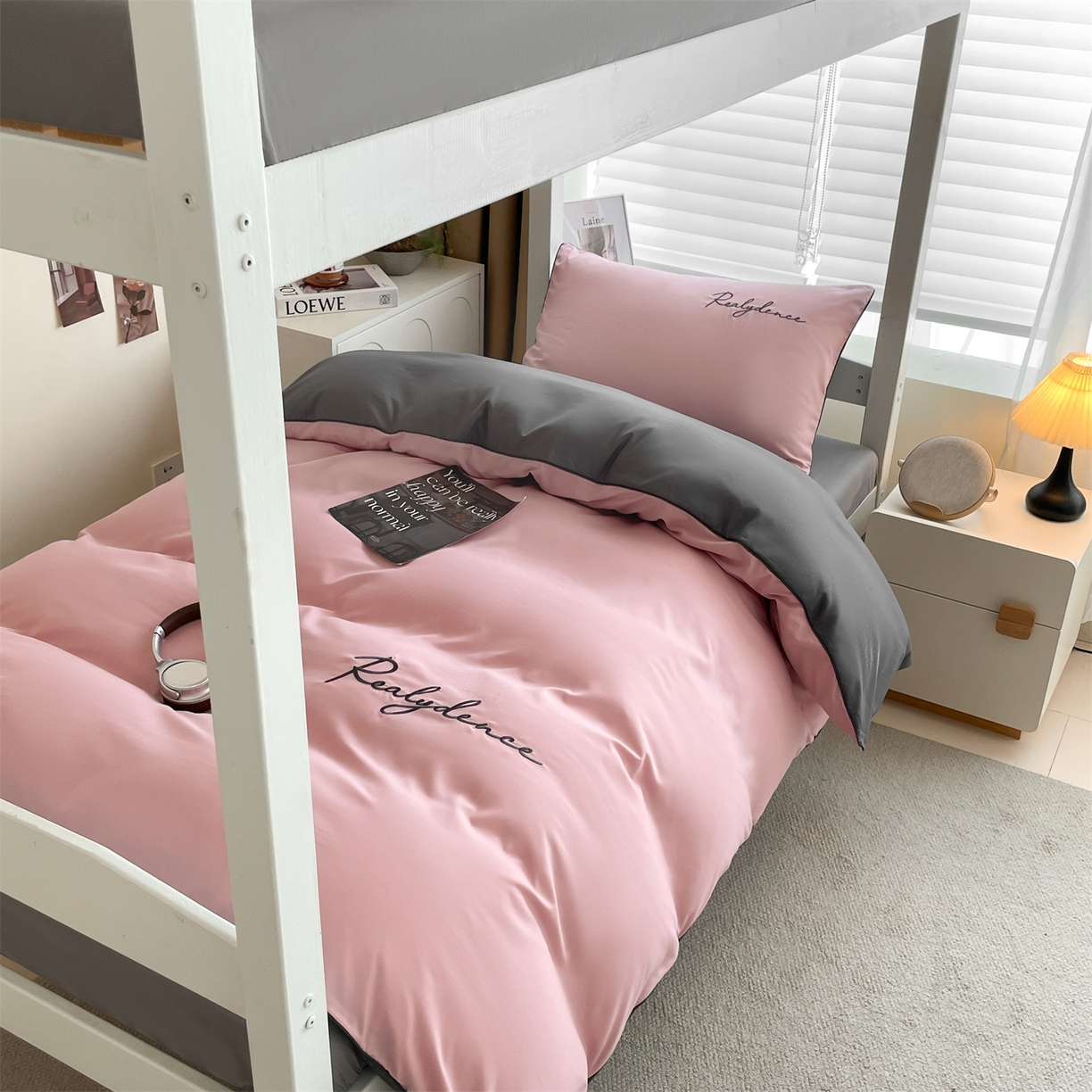 91家纺网 家纺一手货源 找家纺 小久久（小九九） 2025新款亲肤水洗棉麻绳款学生三件套-安琪系列 安琪-浅豆沙+高级灰