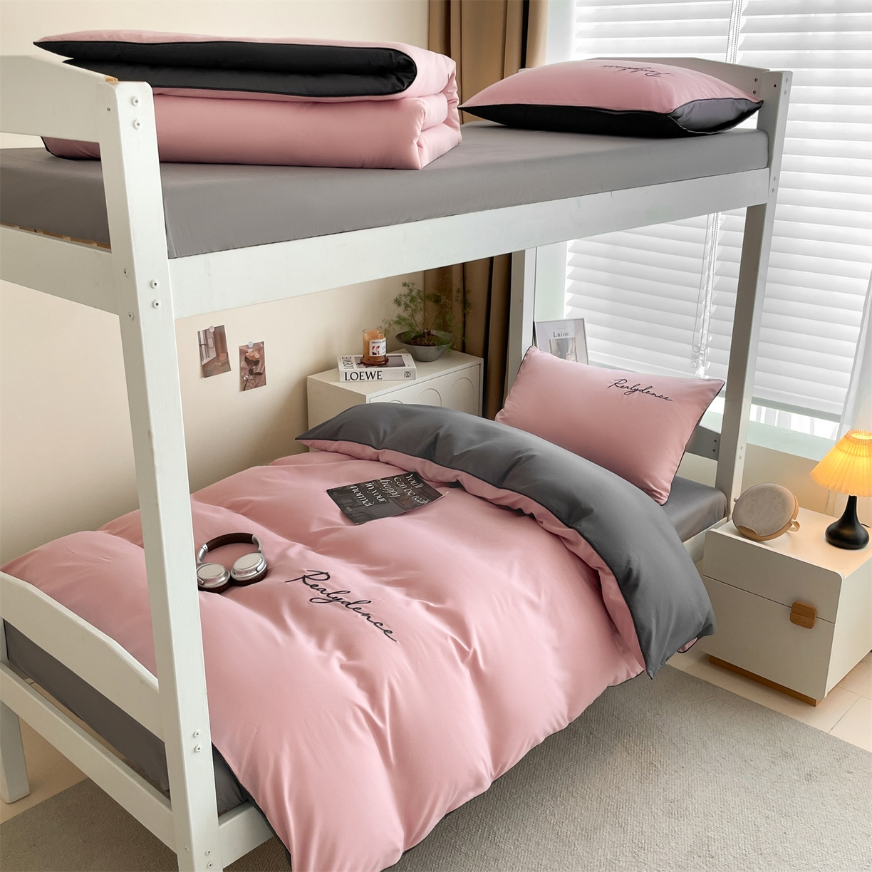 91家纺网 家纺一手货源 找家纺 小久久（小九九） 2025新款亲肤水洗棉麻绳款学生三件套-安琪系列 安琪-浅豆沙+高级灰