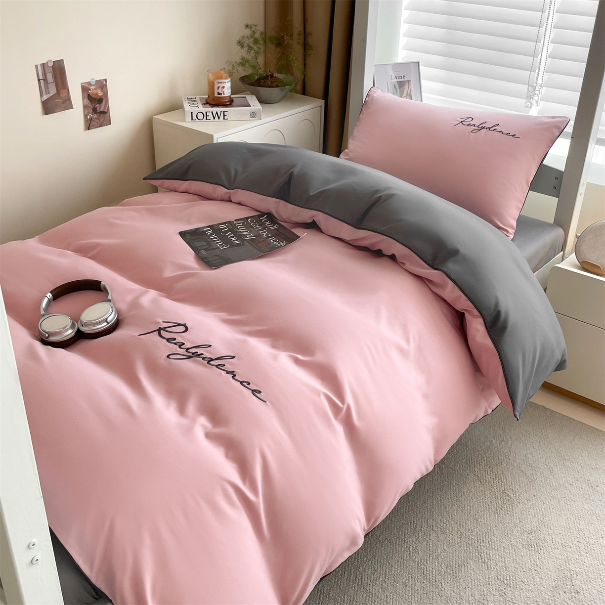 91家纺网 家纺一手货源 找家纺 小久久（小九九） 2025新款亲肤水洗棉麻绳款学生三件套-安琪系列 安琪-浅豆沙+高级灰