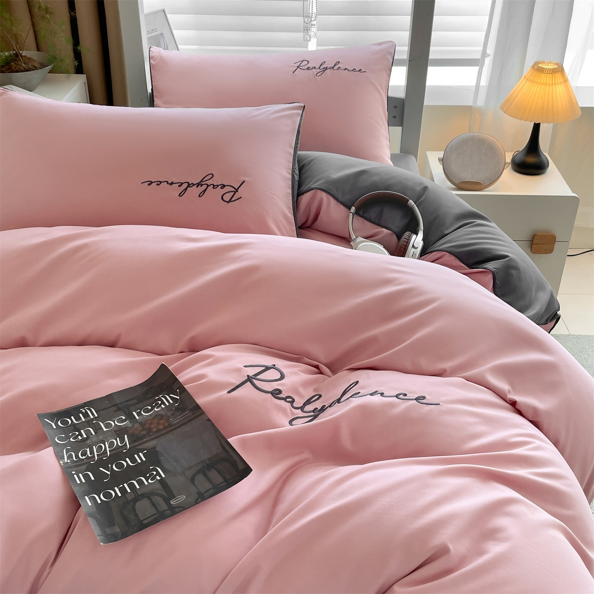 91家纺网 家纺一手货源 找家纺 小久久（小九九） 2025新款亲肤水洗棉麻绳款学生三件套-安琪系列 安琪-浅豆沙+高级灰