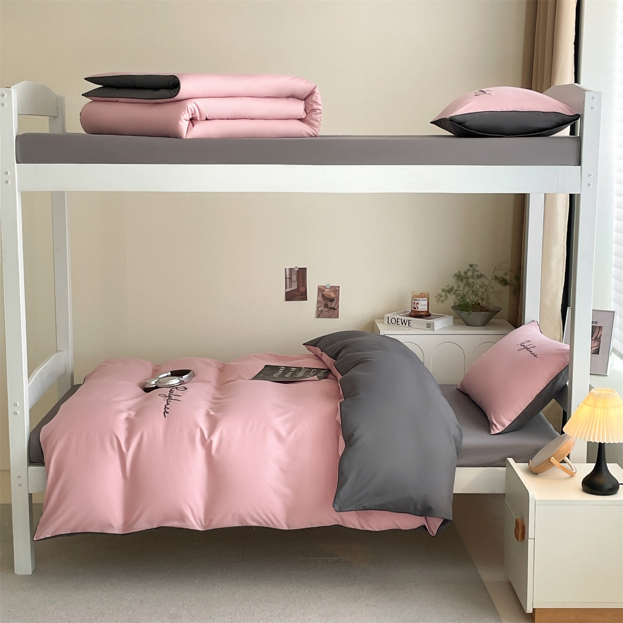 91家纺网 家纺一手货源 找家纺 小久久（小九九） 2025新款亲肤水洗棉麻绳款学生三件套-安琪系列 安琪-浅豆沙+高级灰