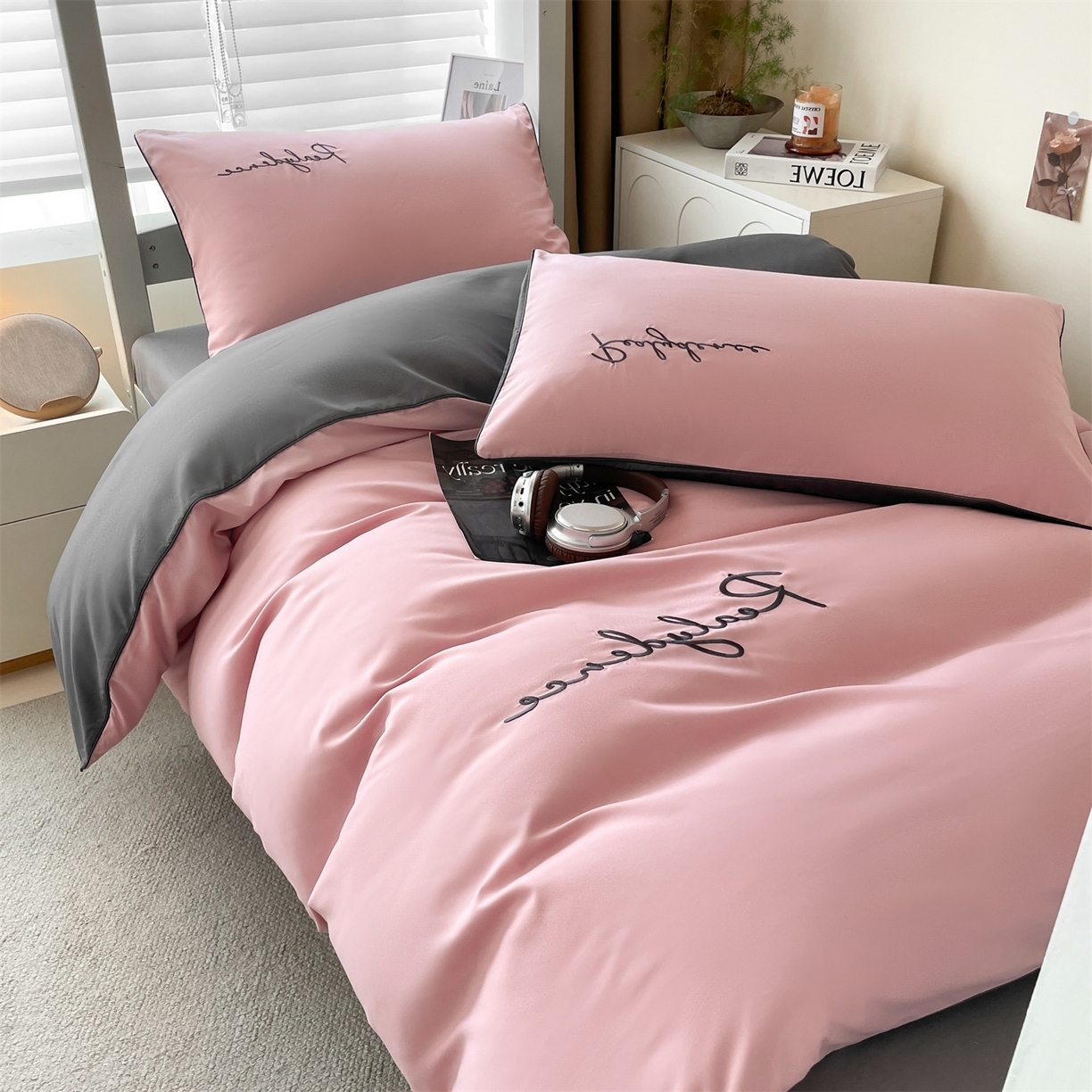 91家纺网 家纺一手货源 找家纺 小久久（小九九） 2025新款亲肤水洗棉麻绳款学生三件套-安琪系列 安琪-浅豆沙+高级灰