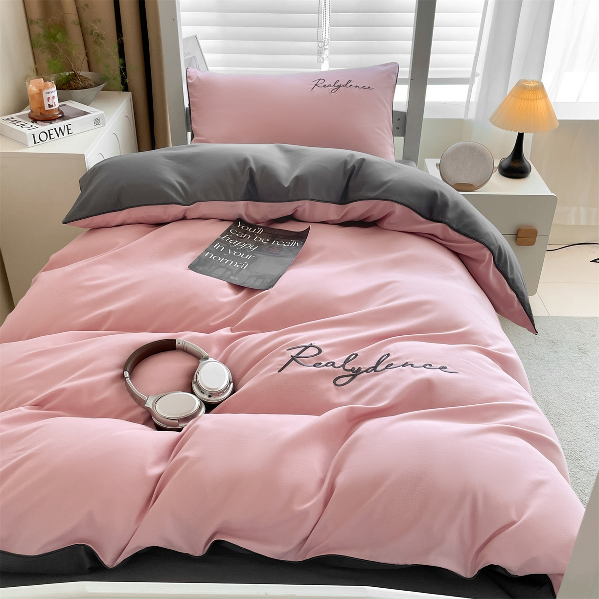 91家纺网 家纺一手货源 找家纺 小久久（小九九） 2025新款亲肤水洗棉麻绳款学生三件套-安琪系列 安琪-浅豆沙+高级灰