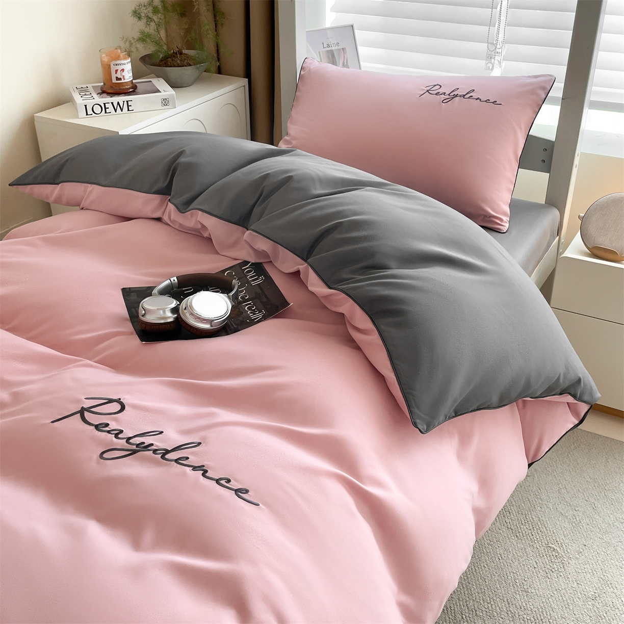 91家纺网 家纺一手货源 找家纺 小久久（小九九） 2025新款亲肤水洗棉麻绳款学生三件套-安琪系列 安琪-浅豆沙+高级灰