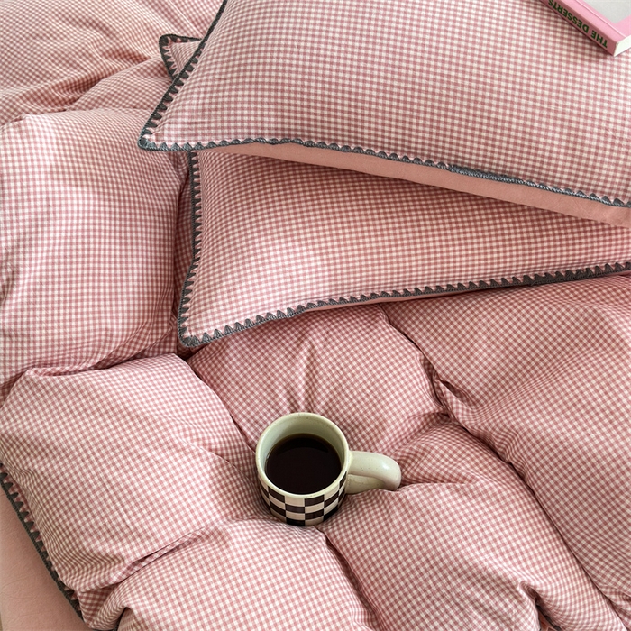 91家纺网 家纺一手货源 找家纺 晚依家纺 2025新款A类全棉色织水洗棉被套单件格子条纹四件套学生宿舍被罩三件套定制定做 遇见-蜜粉