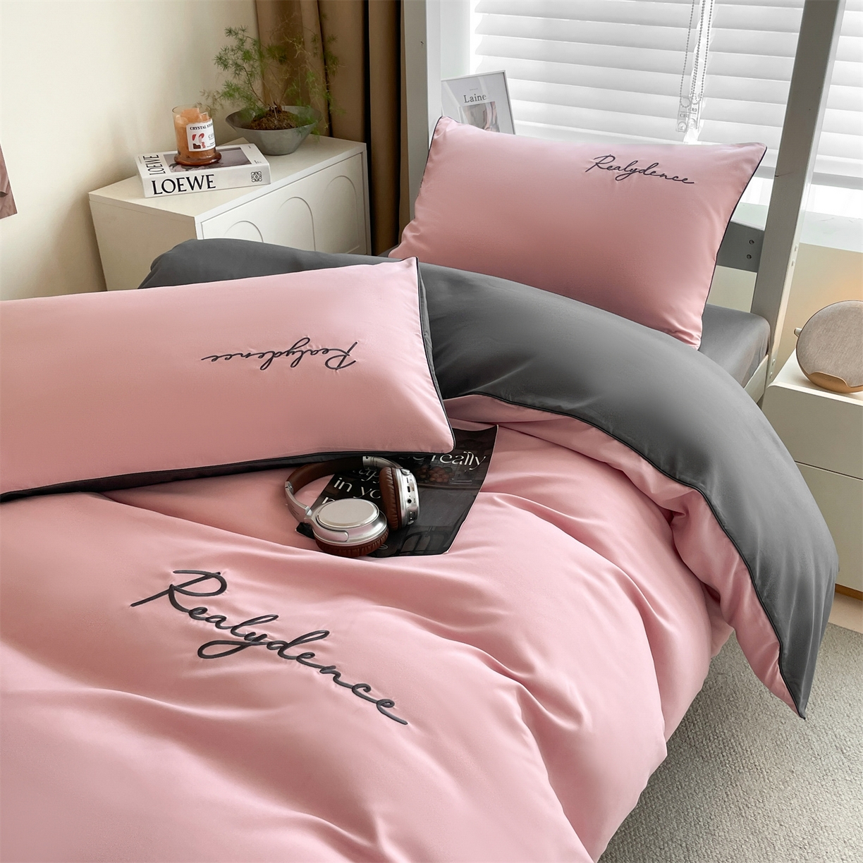 91家纺网 家纺一手货源 找家纺 小久久（小九九） 2025新款亲肤水洗棉麻绳款学生三件套-安琪系列 安琪-浅豆沙+高级灰