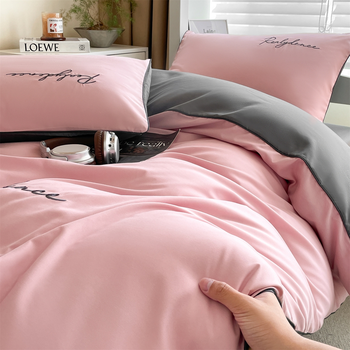 91家纺网 家纺一手货源 找家纺 小久久（小九九） 2025新款亲肤水洗棉麻绳款学生三件套-安琪系列 安琪-浅豆沙+高级灰