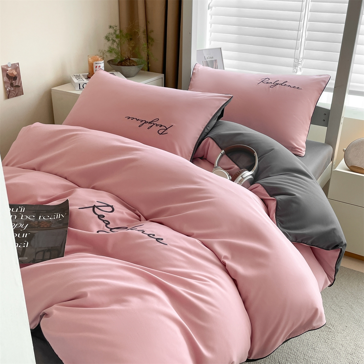 91家纺网 家纺一手货源 找家纺 小久久（小九九） 2025新款亲肤水洗棉麻绳款学生三件套-安琪系列 安琪-浅豆沙+高级灰