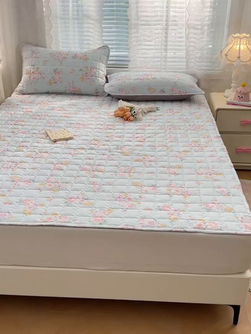 91家纺网 家纺一手货源 找家纺 圣比熊 2025新款云感双层纱夹棉床褥床护垫床垫保护垫学生宿舍专用三件套 繁花入梦