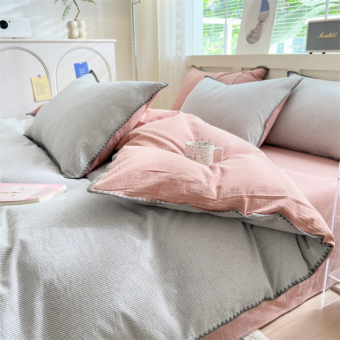 91家纺网 家纺一手货源 找家纺 晚依家纺 2025新款A类全棉色织水洗棉被套单件格子条纹四件套学生宿舍被罩三件套定制定做 时光-粉灰