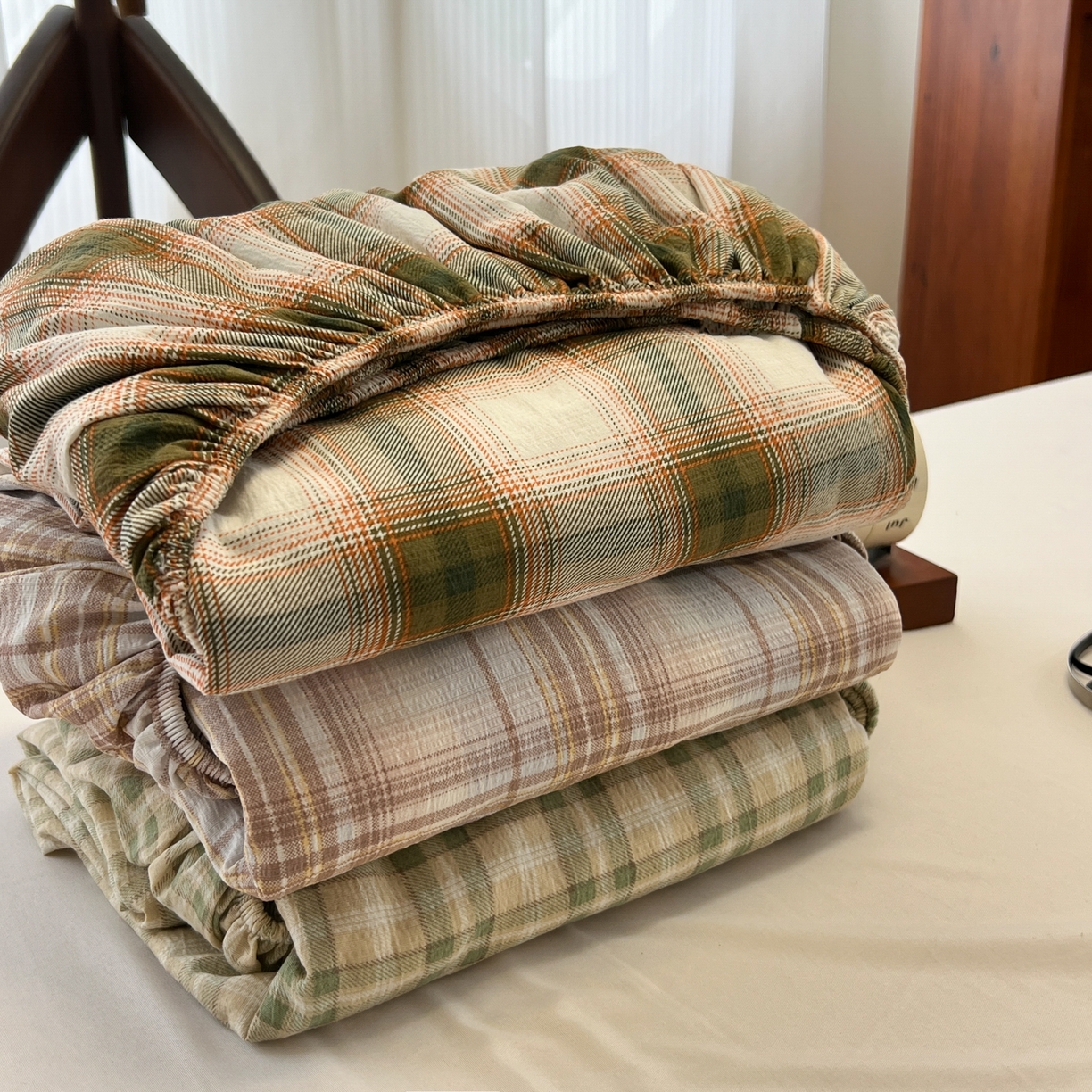 91家纺网 家纺一手货源 找家纺 韩巢家纺 2025新款云感双层纱格子复古风单床笠 组合图仅供展示