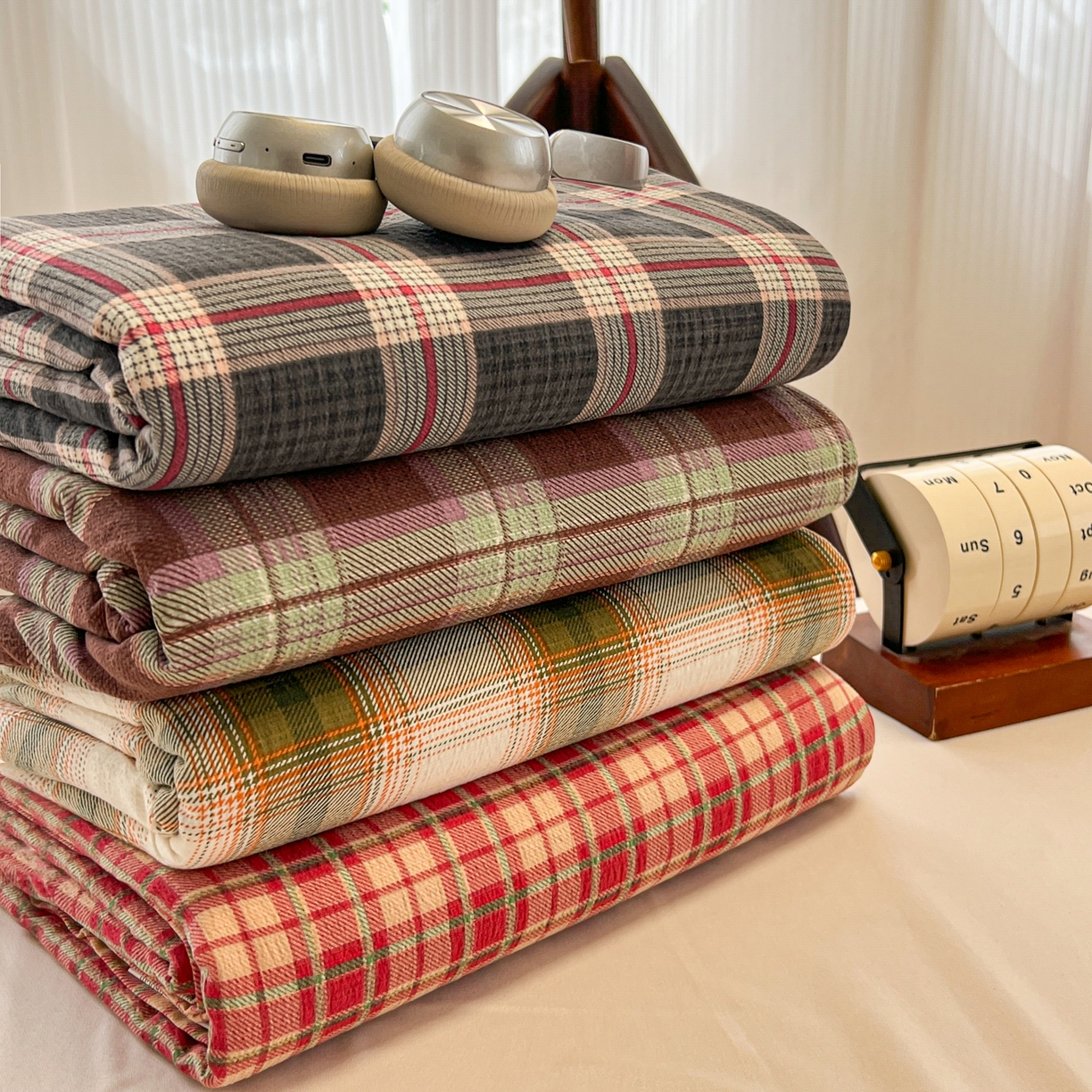 91家纺网 家纺一手货源 找家纺 韩巢家纺 2025新款云感双层纱格子复古风单床笠 组合图仅供展示