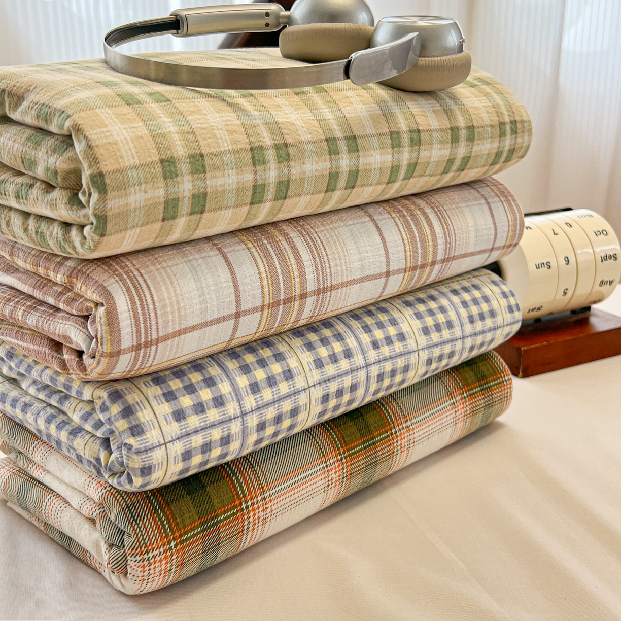 91家纺网 家纺一手货源 找家纺 韩巢家纺 2025新款云感双层纱格子复古风单床笠 组合图仅供展示