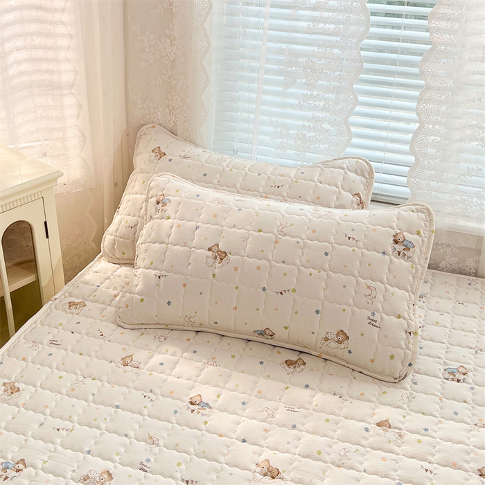 91家纺网 家纺一手货源 找家纺 梦舒羽 2025新款云感双层纱夹棉枕套宿舍单人枕芯套一对装加厚枕头套 假日小熊