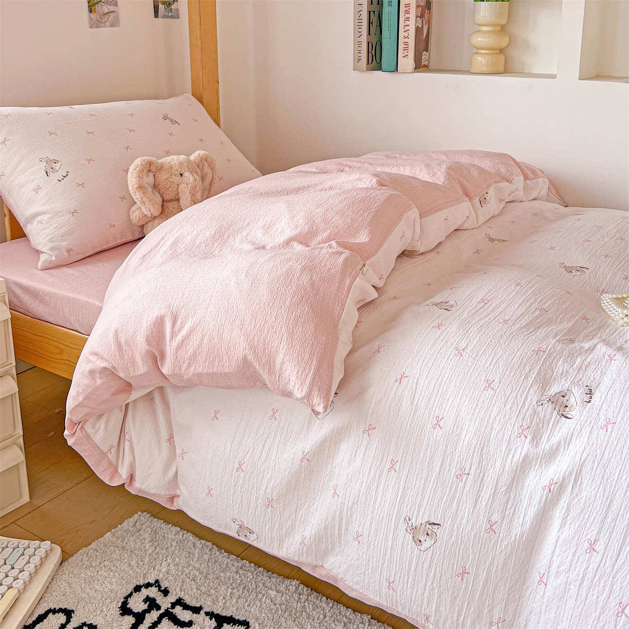 91家纺网 家纺一手货源 找家纺 名兮家居 2025新款皱皱棉学生床宿舍上下铺三件套六件套 粉色小兔