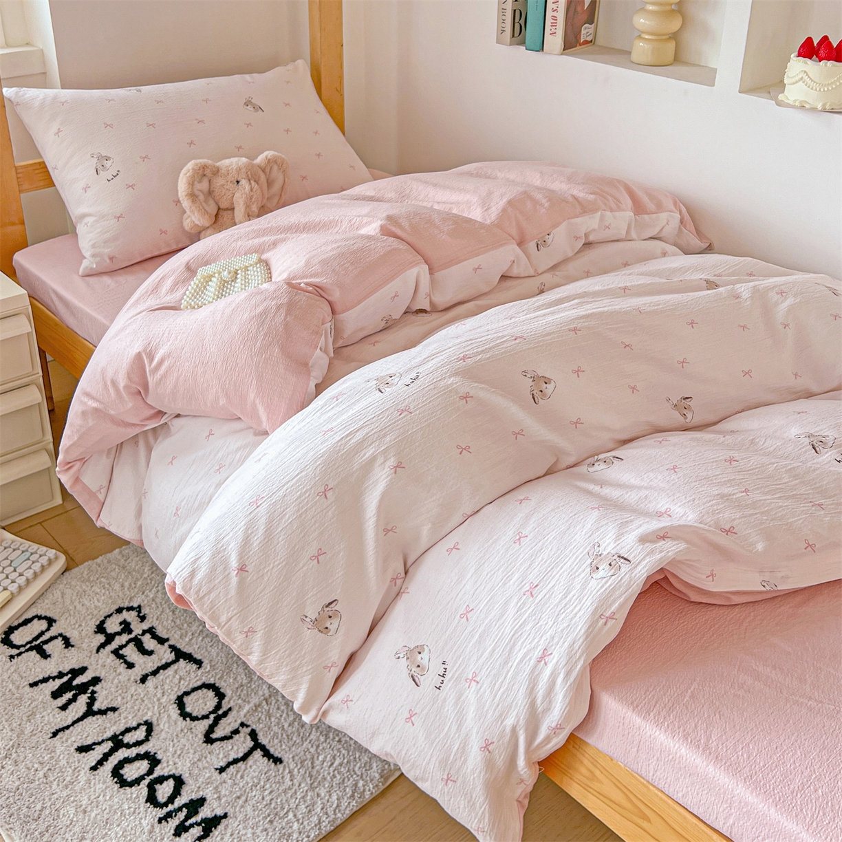 91家纺网 家纺一手货源 找家纺 名兮家居 2025新款皱皱棉学生床宿舍上下铺三件套六件套 粉色小兔