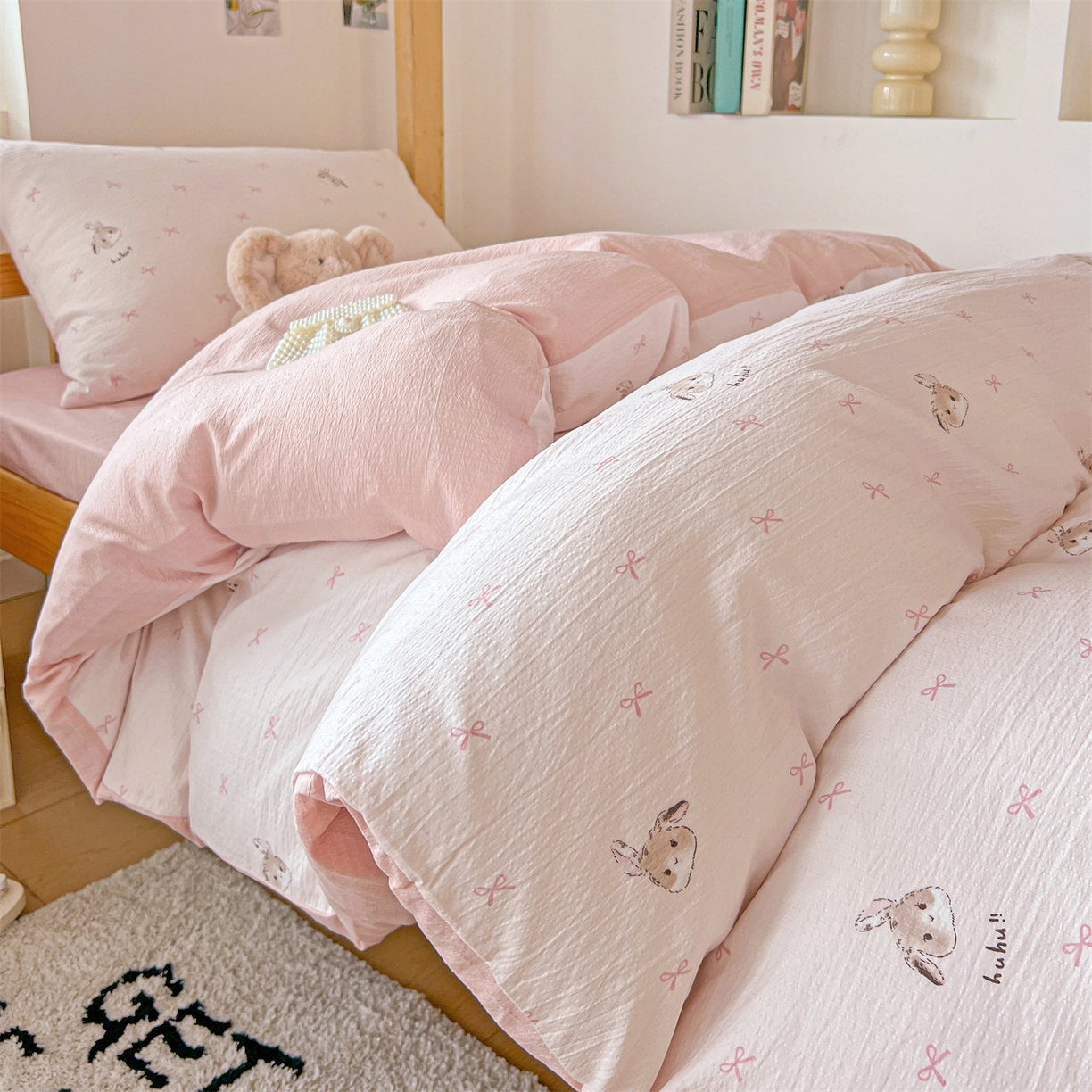 91家纺网 家纺一手货源 找家纺 名兮家居 2025新款皱皱棉学生床宿舍上下铺三件套六件套 粉色小兔