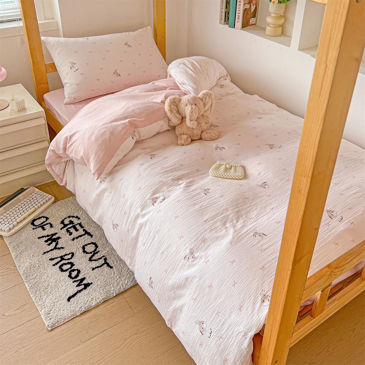 91家纺网 家纺一手货源 找家纺 名兮家居 2025新款皱皱棉学生床宿舍上下铺三件套六件套 粉色小兔