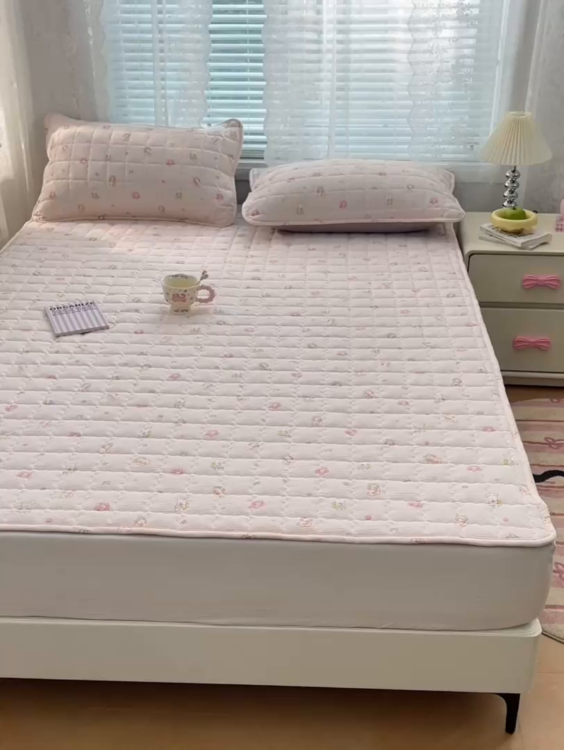 91家纺网 家纺一手货源 找家纺 梦舒羽 2025新款云感双层纱夹棉床褥床护垫床垫保护垫学生宿舍专用三件套 花田小兔