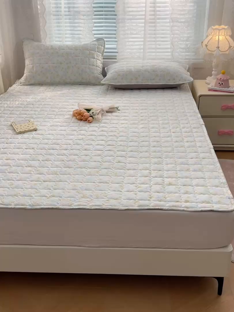 91家纺网 家纺一手货源 找家纺 梦舒羽 2025新款云感双层纱夹棉床褥床护垫床垫保护垫学生宿舍专用三件套 春日初见