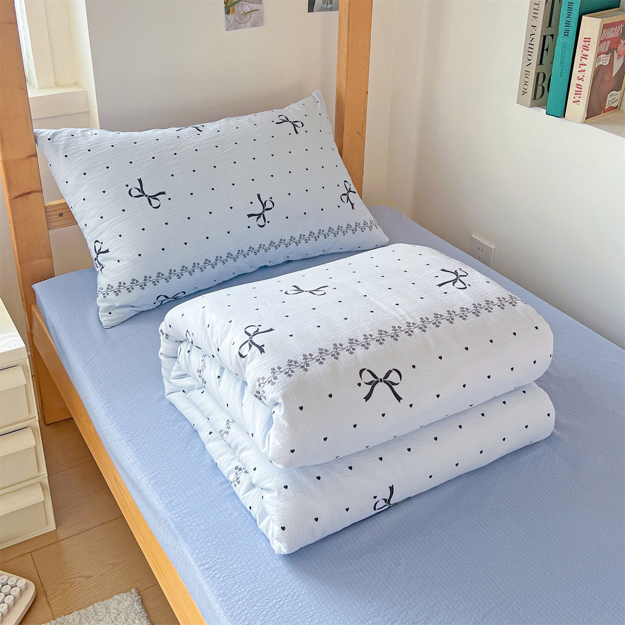 91家纺网 家纺一手货源 找家纺 名兮家居 2025新款皱皱棉学生床宿舍上下铺三件套六件套 蓝色爱心